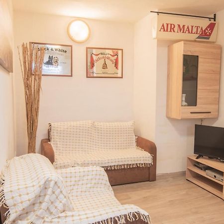 Central Villa Flatlet With Pool - Free Parking And Wifi Lija Zewnętrze zdjęcie